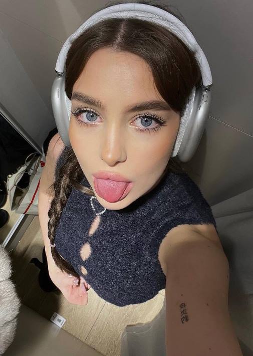 Hottest twitch girl6